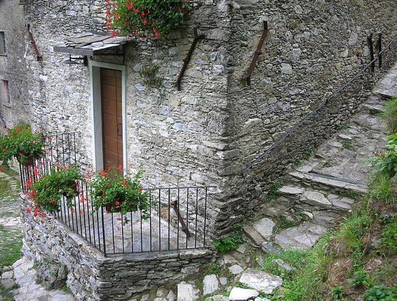 Isola Santa, un paese sul lago.